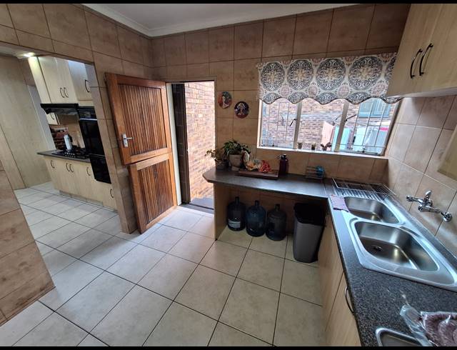 5 BEDROOM HOUSE FOR SALE IN VANDERBIJLPARK SE 3
